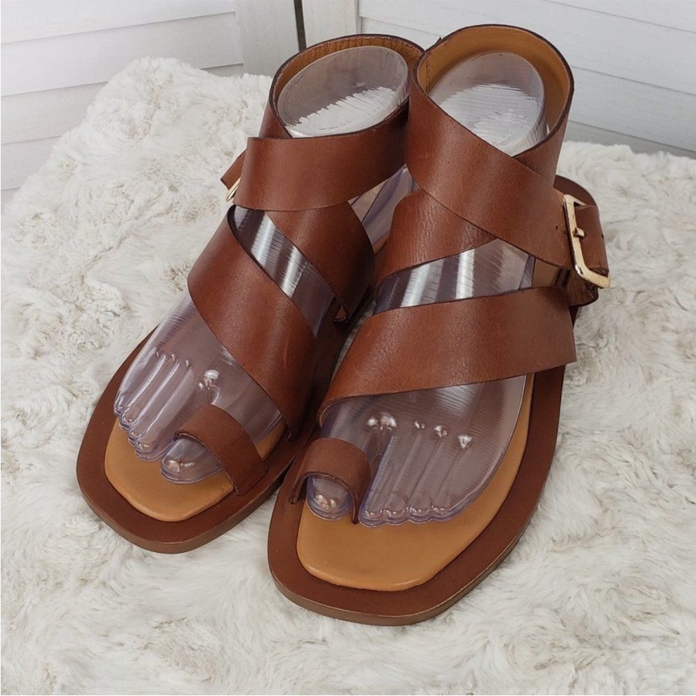 Diba True Cite See Gladiator Toe Loop Sandals
Size 9